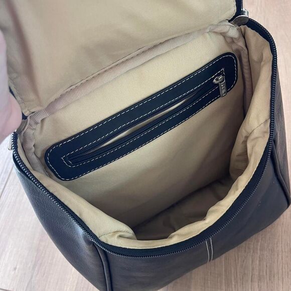 Vintage Piel Black leather backpack with a zipper closure and silver hardware - Picture 4 of 7